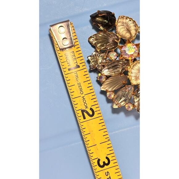 Vintage Weiss style Carved thermoset Leaf Brooch AB Rhinestone Gold-tone - Picture 15 of 16